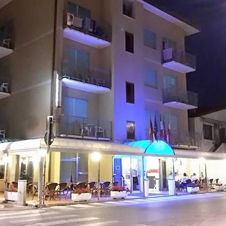 Hotel Fornaro Каорле Экстерьер фото