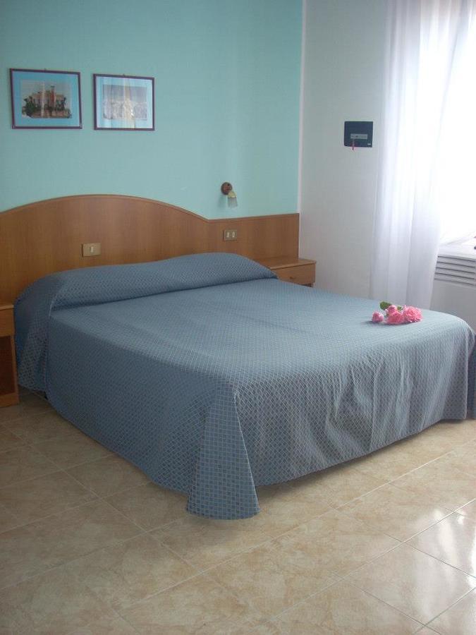 Hotel Fornaro Каорле Экстерьер фото