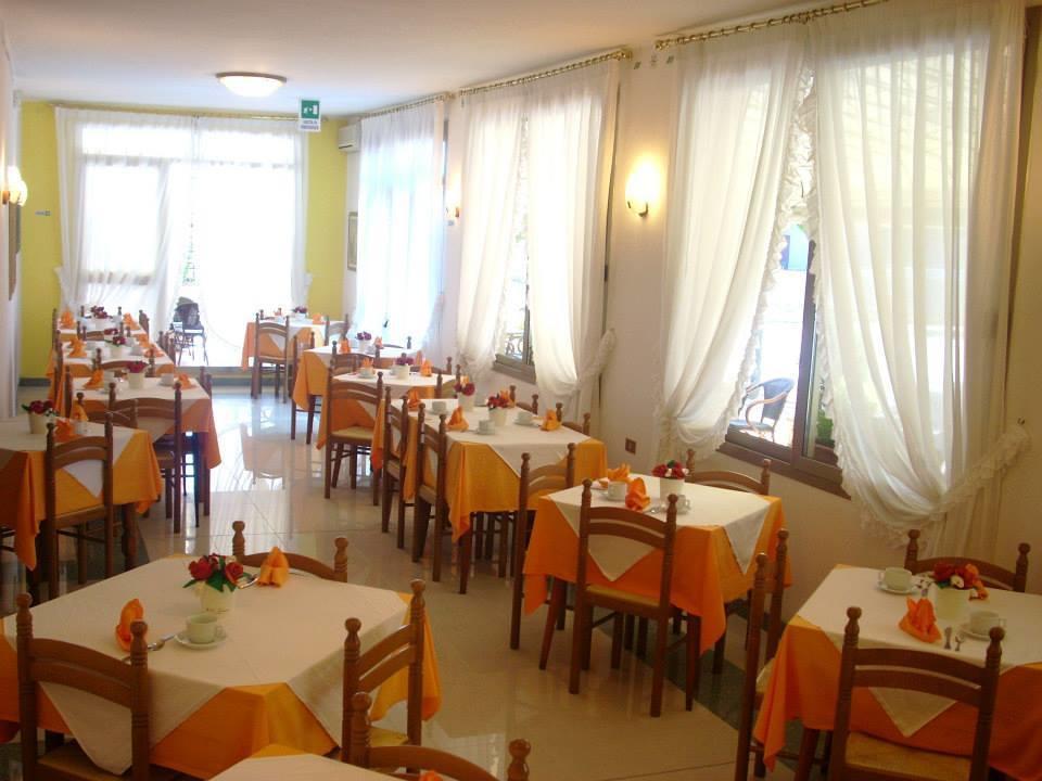 Hotel Fornaro Каорле Экстерьер фото